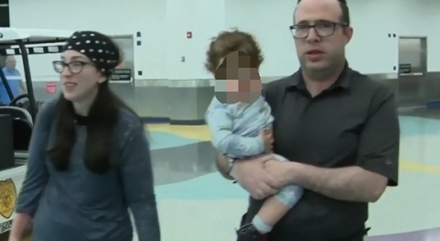 Famiglia cacciata dall'aereo, i passeggeri si lamentavano del cattivo odore