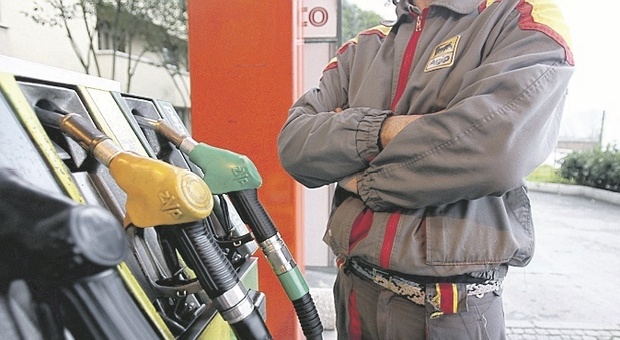 Pesaro, i furbetti del cashback all'assalto dei benzinai: una marea di micro pagamenti nei distributori automatici