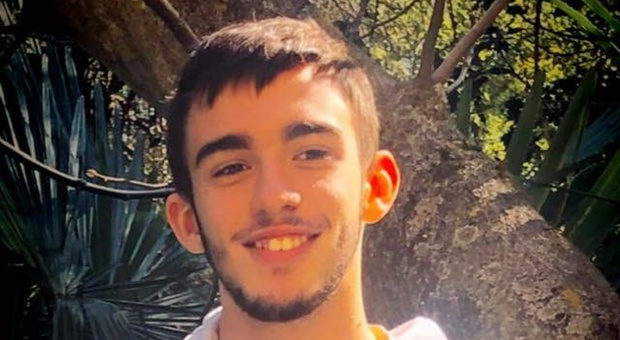 Incidente e tragedia in moto: Luca muore a 18 anni sotto gli occhi del papà e degli amici