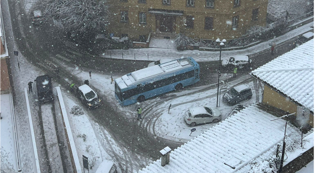 Neve, Perugia paralizzata: incidenti e strade chiuse, disagi nelle scuole. Ecco dove
