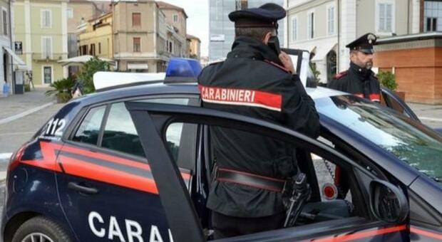 Ancona, derubano un anziano e prelevano soldi con la sua carta di credito: denunciati in quattro