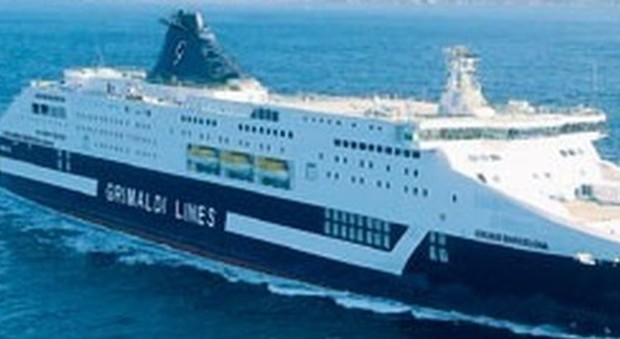 Coronavirus, attraccata a Salerno nave con 105 italiani: al via i test