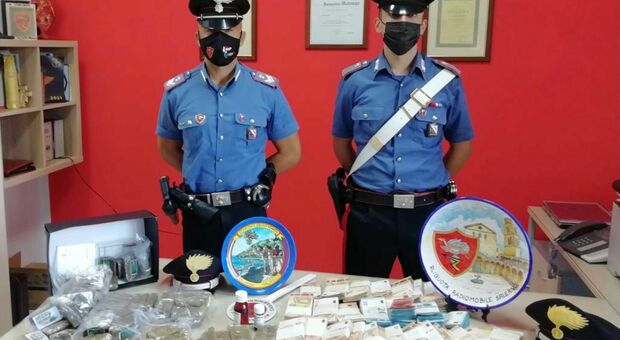 Hashish e ordigni esplosivi, arrestati due fratelli a Salerno