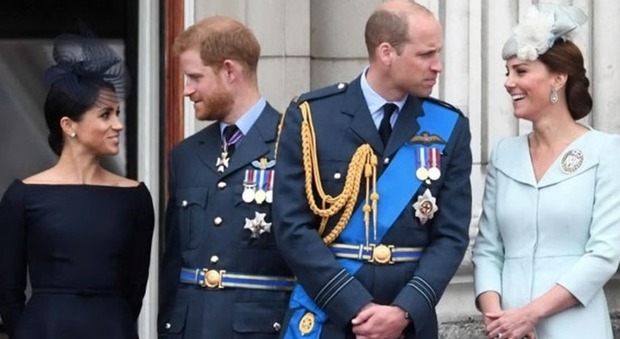 Meghan Markle e Harry lasciano Buckingham Palace, i due fratelli separano lo staff: «È per il bene della monarchia»