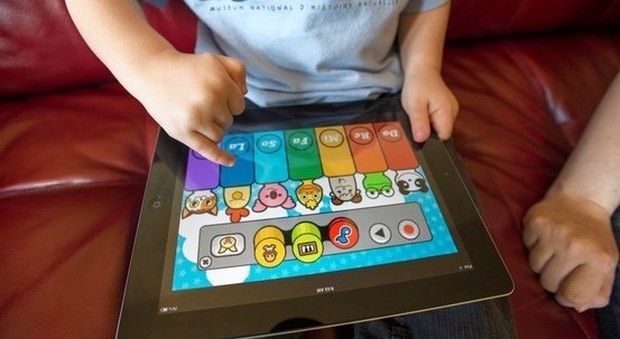 Le app spiano i nostri figli mentre giocano: l'allarme da uno studio americano