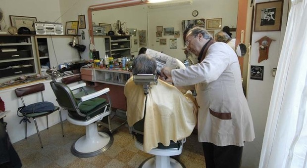 I deputati M5S e la barberia di Montecitorio: volevano chiuderla, è diventata la loro passione