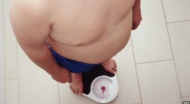 Il bambino di undici anni pesa quasi 100 chili: genitori arrestati