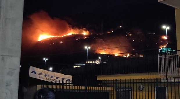 Notte di fuoco nei Campi Flegrei: «Fiamme divampate a causa dei fuochi artificiali»