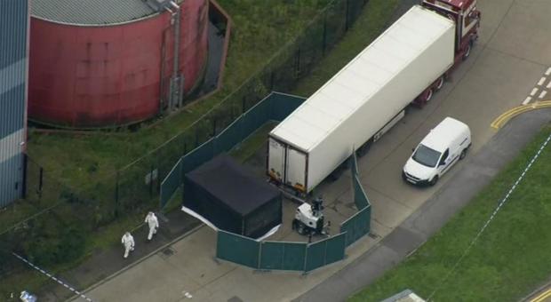 Inghilterra, 39 cadaveri nel container di un tir: arrestato un camionista 25enne