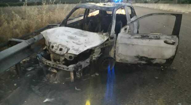 Lecce, impatto contro il guard rail, poi l'auto prende fuoco: salva per miracolo una 32enne