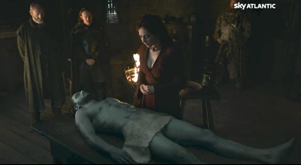 Melisandre prova a resuscitare Jon Snow