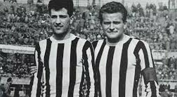 Angelo Caroli con la maglia della Juventus con, a destra, Giampiero Boniperti