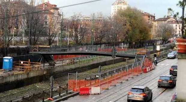 Milano, ecco il nuovo ponte pedonale sul Naviglio Grande