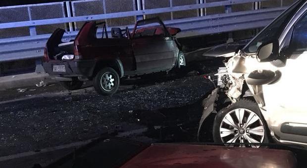 Schianto tra auto sulla Fondovalle: muore un 37enne, due feriti