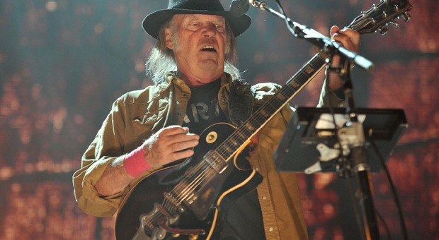 Neil Young, cittadinanza americana in stand-by perché fuma marijuana: «Dovrò fare un test»