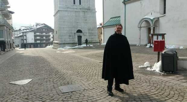 Il parroco di Cortina don Ivano Brambilla davanti al campanile