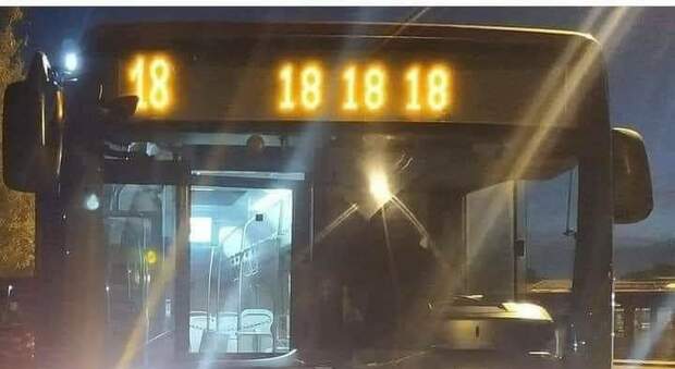 Gigi Proietti, l'omaggio ironico a Roma: sul display del bus Atac appare la scritta «18, 18, 18, 18»