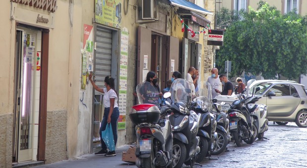 Napoli, tabaccaio in fuga con Gratta e vinci da 500mila euro: dopo la denuncia è caccia all'uomo