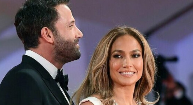 J-Lo cambia cognome dopo le nozze con Ben, la pop star diventa Jennifer Affleck: scoppia la polemica: «Gesto di sottomissione»