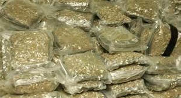 Trenta chili di marijuana nascosti nel bagagliaio: arrestati in autostrada
