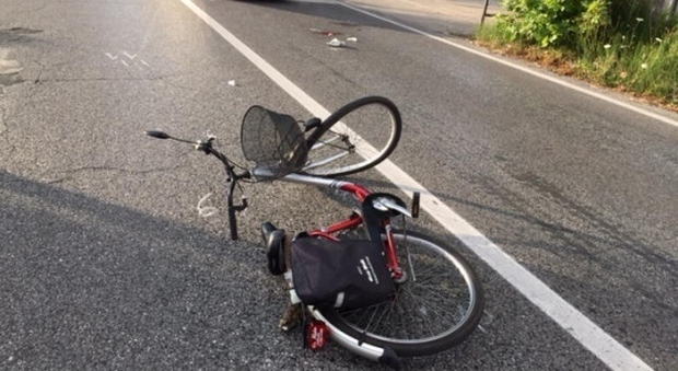 Ciclista travolta e uccisa da un tir mentre attraversa la strada