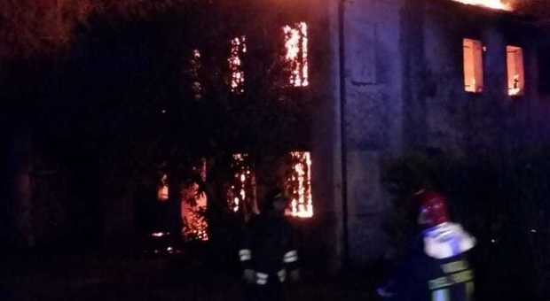 Incendio nella notte all'hotel di lusso: evacuati 40 ospiti, nessun ferito
