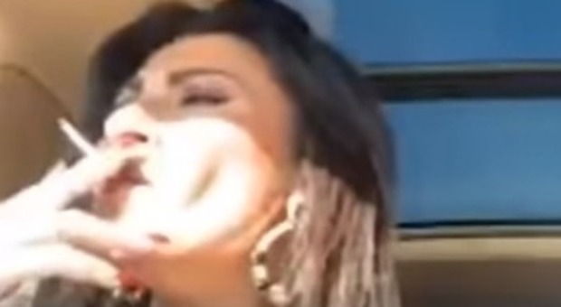 Tina Rispoli, video trash: senza cintura, lancia la sigaretta dal finestrino dell'auto