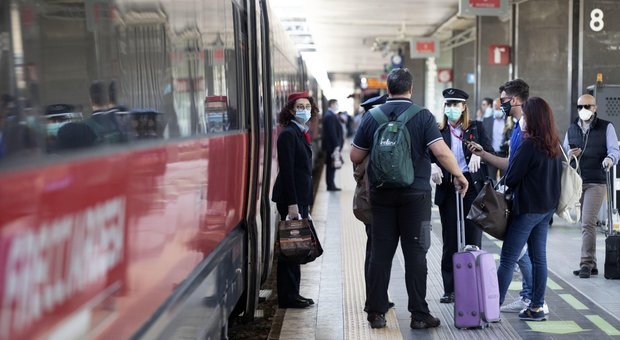 L'Italia riapre, subito disagi su strade e traghetti. Treni affollati, primi turisti a Roma dal Nord