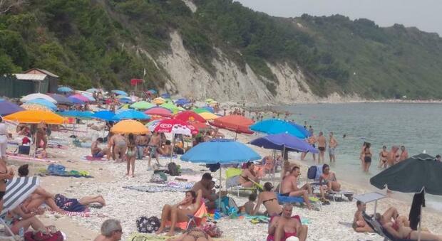 Ancona, quattromila prenotazioni per le spiagge libere: polizia locale e steward per i controlli