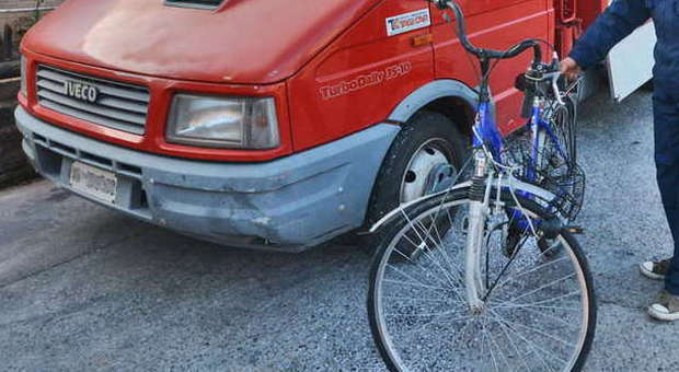 La bici dell'anziano negoziante e il furgone che lo ha travolto