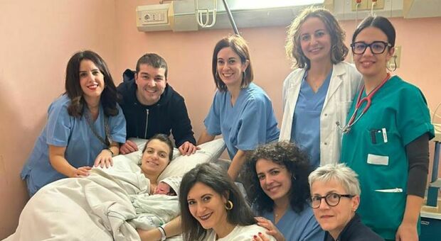 Parto record all'ospedale di Macerata: Bianca nasce a mezzanotte in punto per la gioia di Federica e Andrea