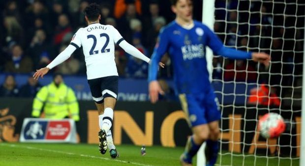 Nacer Chadli del Tottenham festeggia il gol appena segnato al Leicester di Ranieri