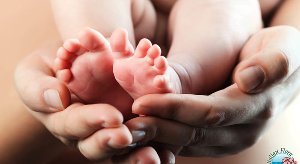 Nonna s'improvvisa ostetrica: teleguidata fa nascere bebè in casa