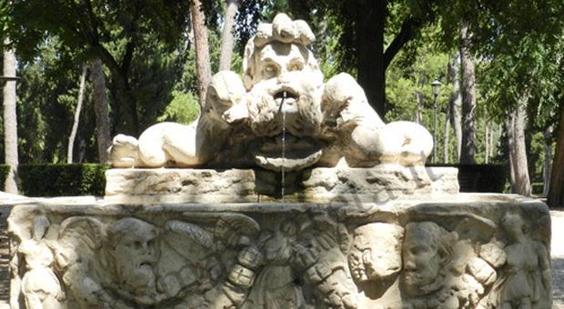 Fontana del Sarcofago danneggiata a Villa Borghese, dopo il Vittoriano un altro sfregio a Roma