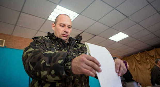 Ucraina, Kiev: il voto separatista minaccia la pace. Parlamento: Poroshenko è secondo