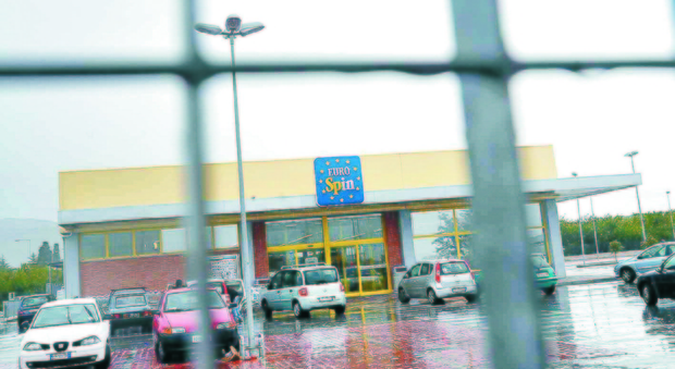 Ruba salami e formaggi al supermercato, bloccato dice ai carabinieri: "Non ho soldi per sfamarmi"
