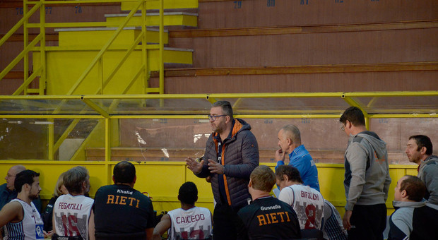Il coach Roberto Scagnoli dà indicazioni (Foto Meloccaro)