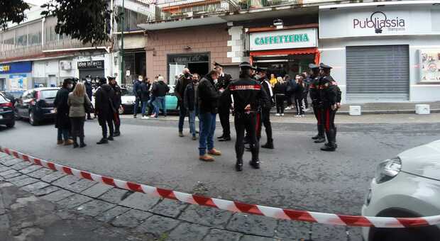 Omicidio a Napoli, boss ucciso a colpi di pistola in un bar: era già scampato a un agguato pochi mesi fa