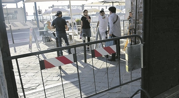 Ancona, Movida al porto, affari in calo e proteste: «Riaprite la portella, così è un altro lockdown»
