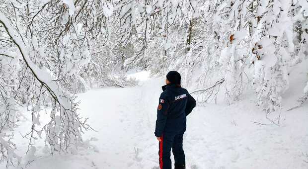 Inverno "a sorpresa" sui Sibillini: salvati turisti in abiti estivi e un puledro perso nella tormenta di neve