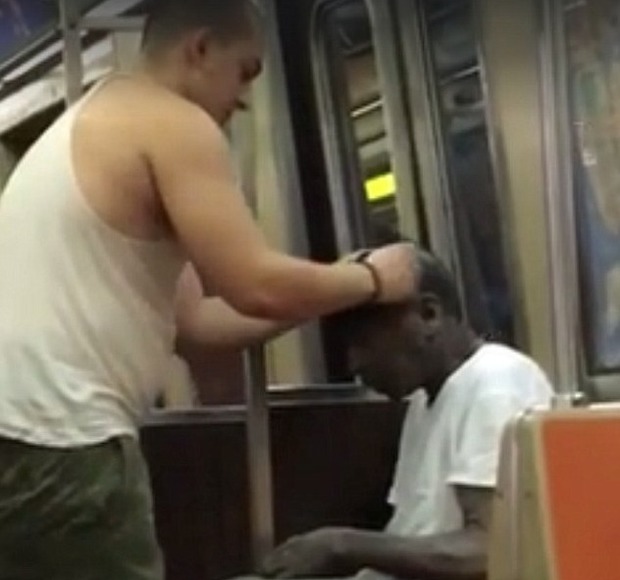 New York, si toglie la maglietta in metropolitana per donarla a un senzatetto: il gesto d'amore è virale