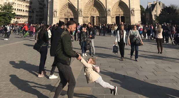 Notre-Dame, la bimba gioca col papà prima dell'incendio: la foto diventa virale, ecco perché