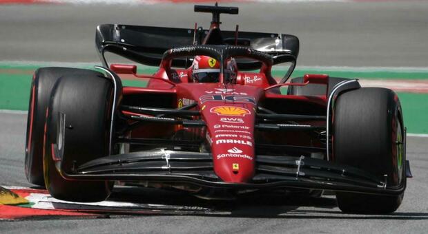 Charles Leclerc con la Ferrari nel giro della pole a Montmelò