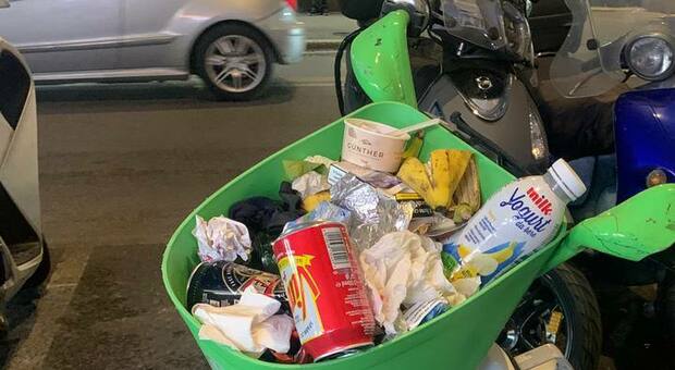Roma, i cestini delle biciclette sostenibili diventano un porta rifiuti: dalle lattine ai pacchetti di sigarette, lo scempio
