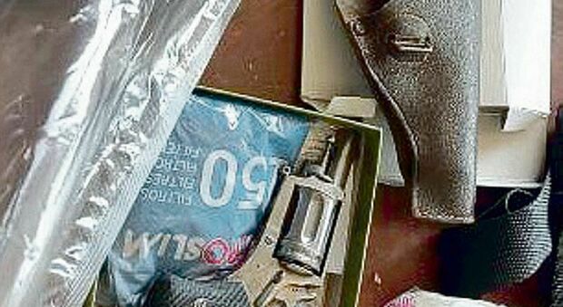 Salento, 31 chili di droga e due pistole in un'auto rubata: la scoperta dei poliziotti dopo il sequestro