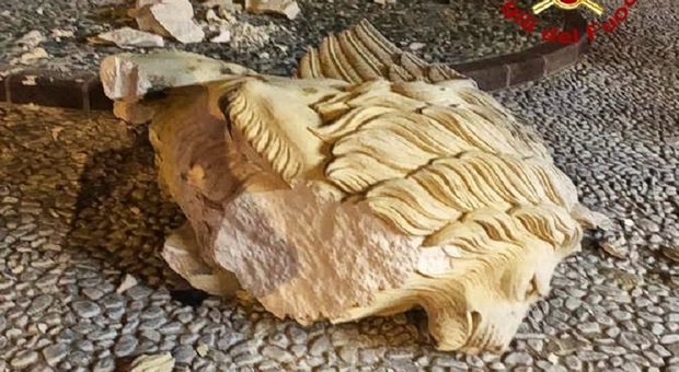 La testa del leone in pietra distrutta