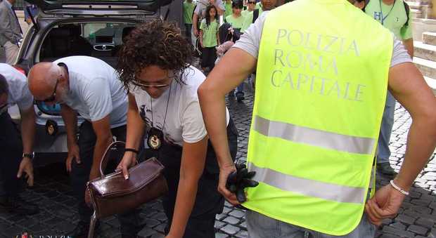 Roma, pediluvio nella fontana dei Due Mari: multa di 900 euro a due turisti