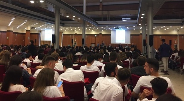 «Il mare bagna Napoli», centinaia di studenti campani alla VI edizione della Giornata europea del Mare