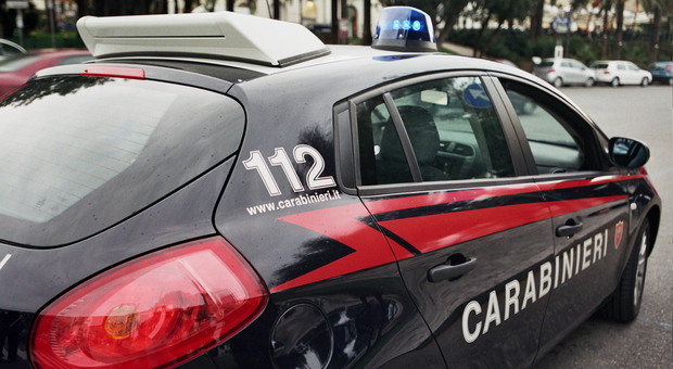 Blitz dei carabinieri: trovati 8 chili di marijuana, armi e manette. Due arresti a Latina