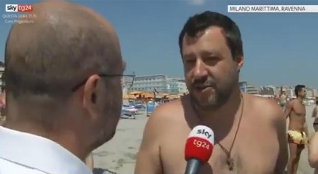 Riparte l'estate a torso nudo di Salvini